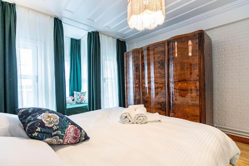 Historical 4-BR Home Steps from Beşiktaş Stadium & Bosphorus Views - Prime Nişantaşı Location!