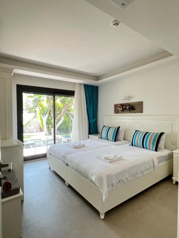 Alaçatı çarşıda, özel havuzlu 4 odalı villa