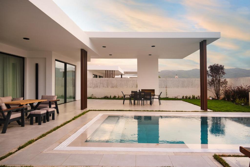 Ashta Suites / Color Block