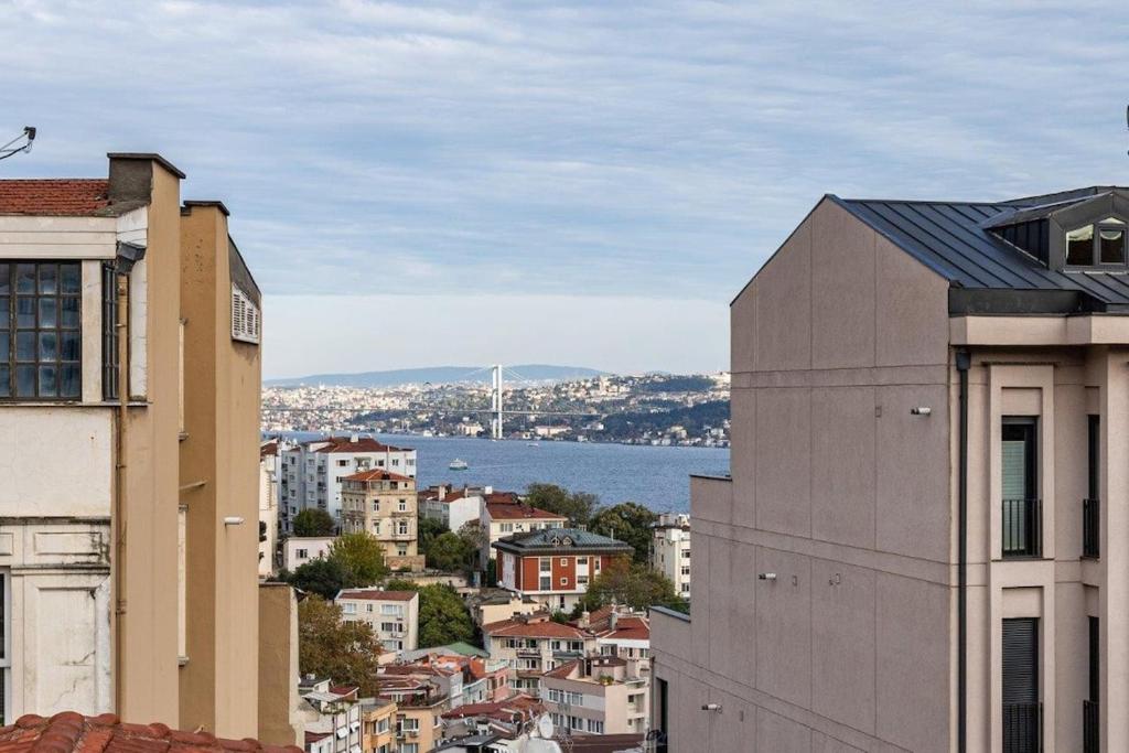 Duplex Penthouse Wparking 3bd2bath Views! #340