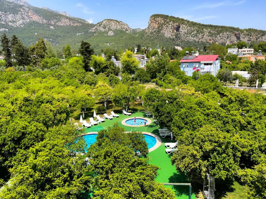 CASTLE PARK HOTEL
