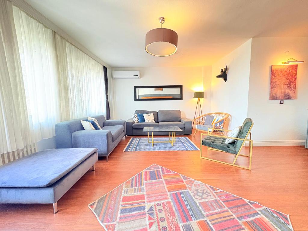 Central Apartment with 3BR, Lift, AC, Cihangir