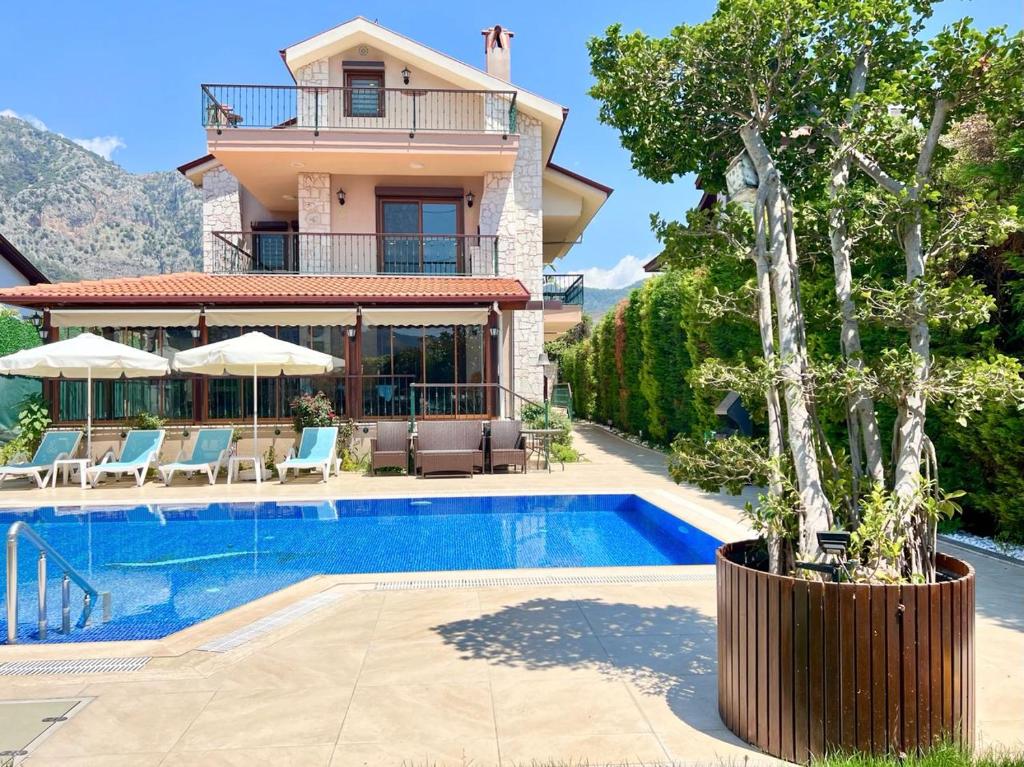 Centrally Located Very Large Villa W Pool Jakuz and Car Park