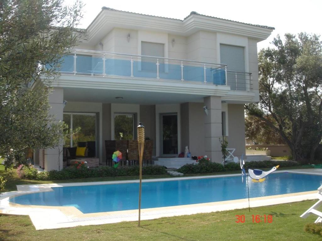 ÇEŞME ALAÇATI'da HAVUZLU KIRALIK VILLA