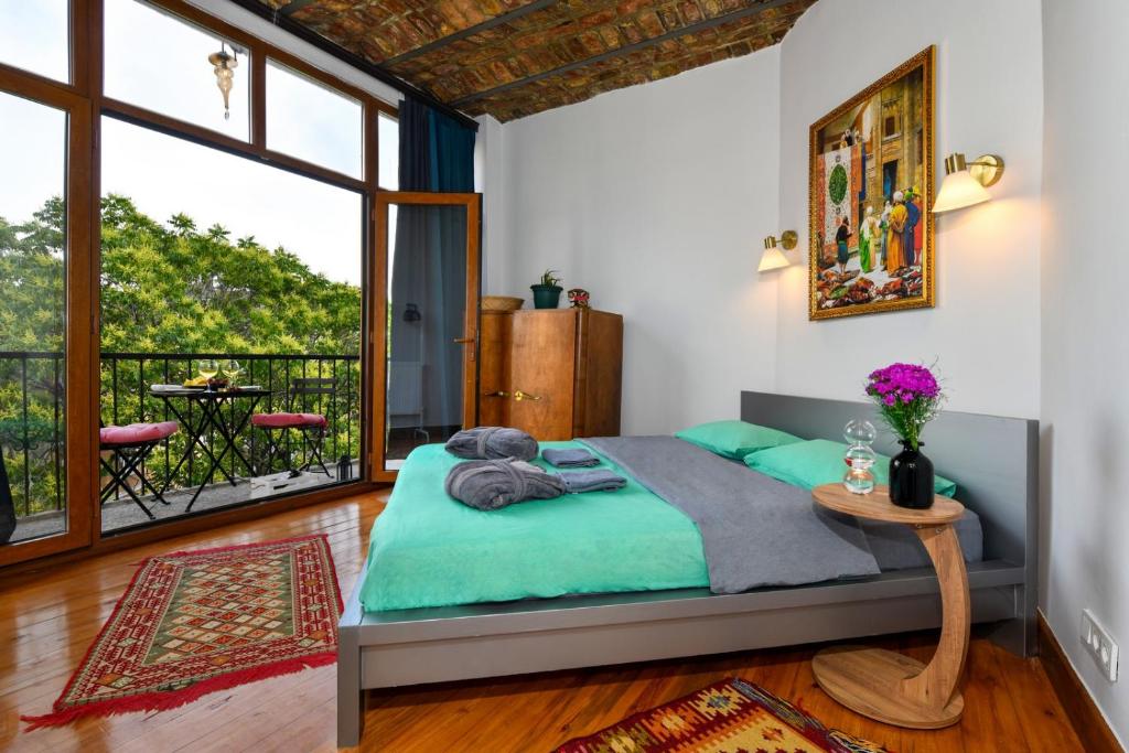 Galata Tower Is Almost In Your Bedroom And In The Balconies Rooftop Terrace with Golden Horn View
