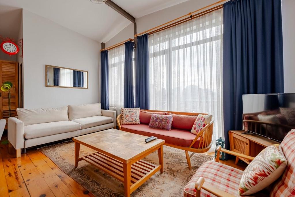 High Ceiling Apartment with Large Balcony