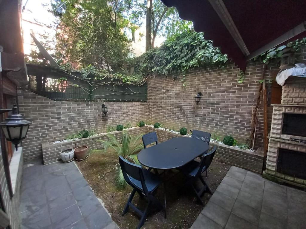 Cozy apartment with garden, 2 bedroom and very close to Bosphorus