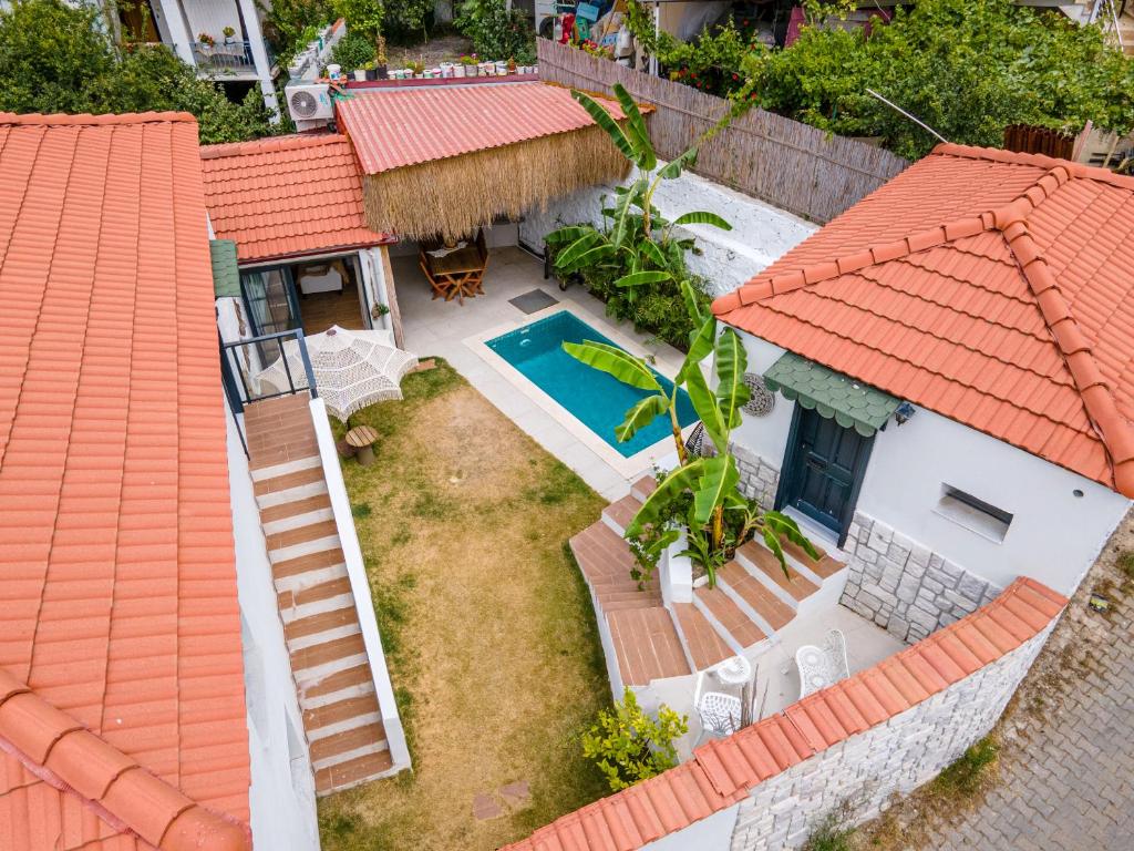 Köy İçinde Zevkle Döşenmiş Özel Havuzlu Lüks Taş Villa