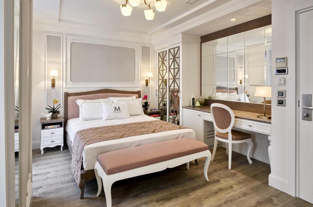 Mirrors Hotel