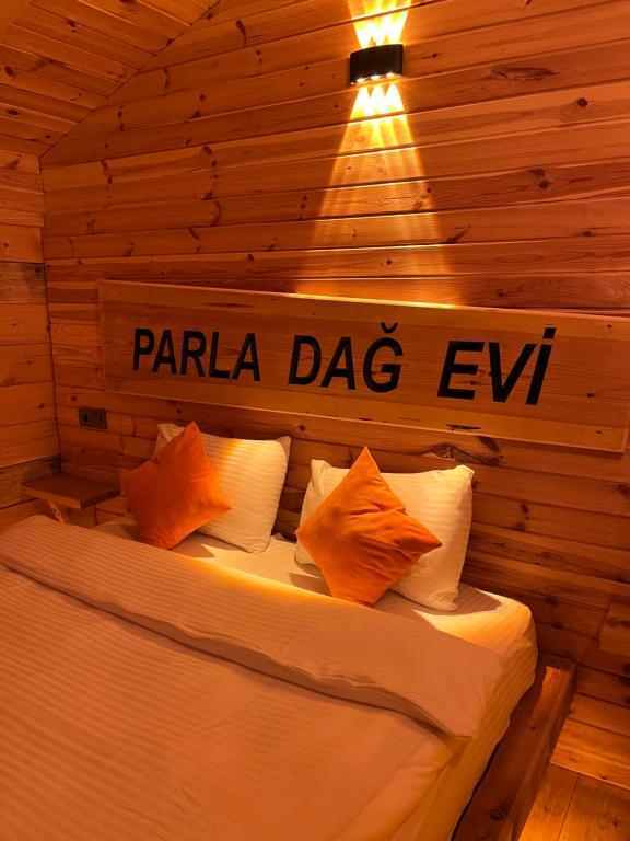 Parla dağ evi turuncu oda