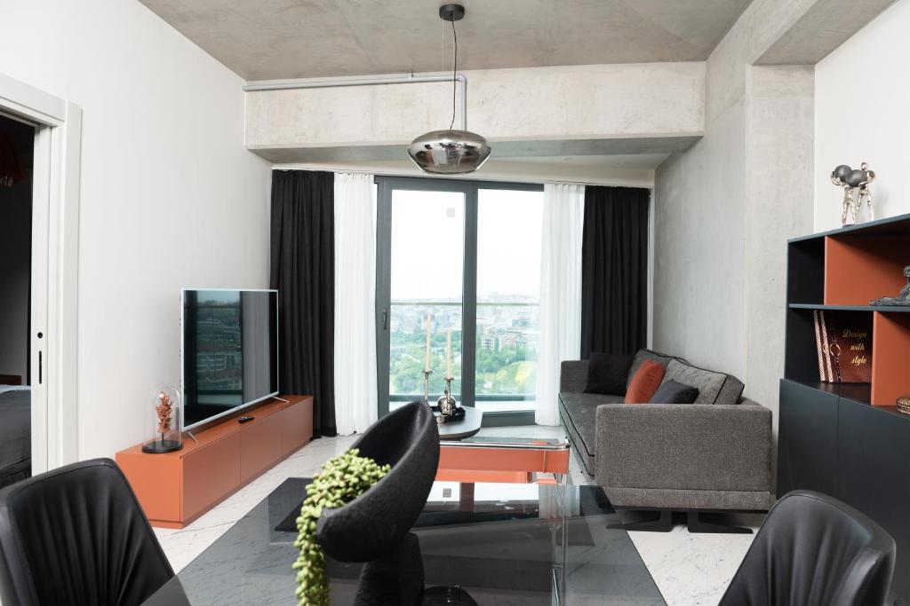 Queen Residence By A