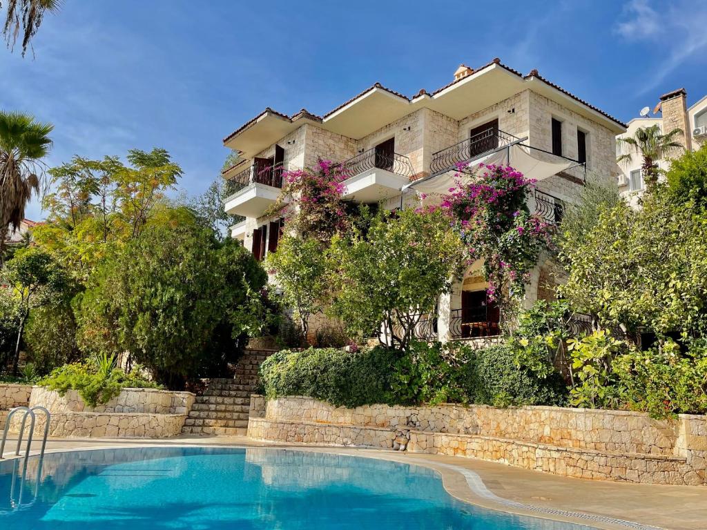 Romantic pool villa overlooking the islands