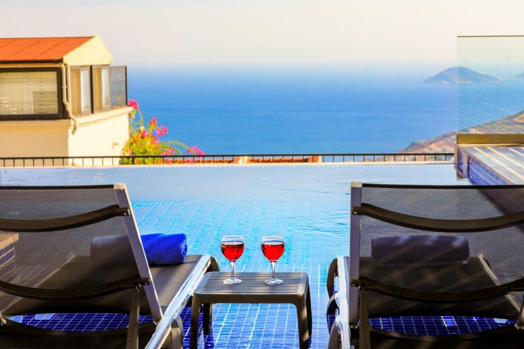 Modern 4 Bedroom villa with sea views & salt-water pool