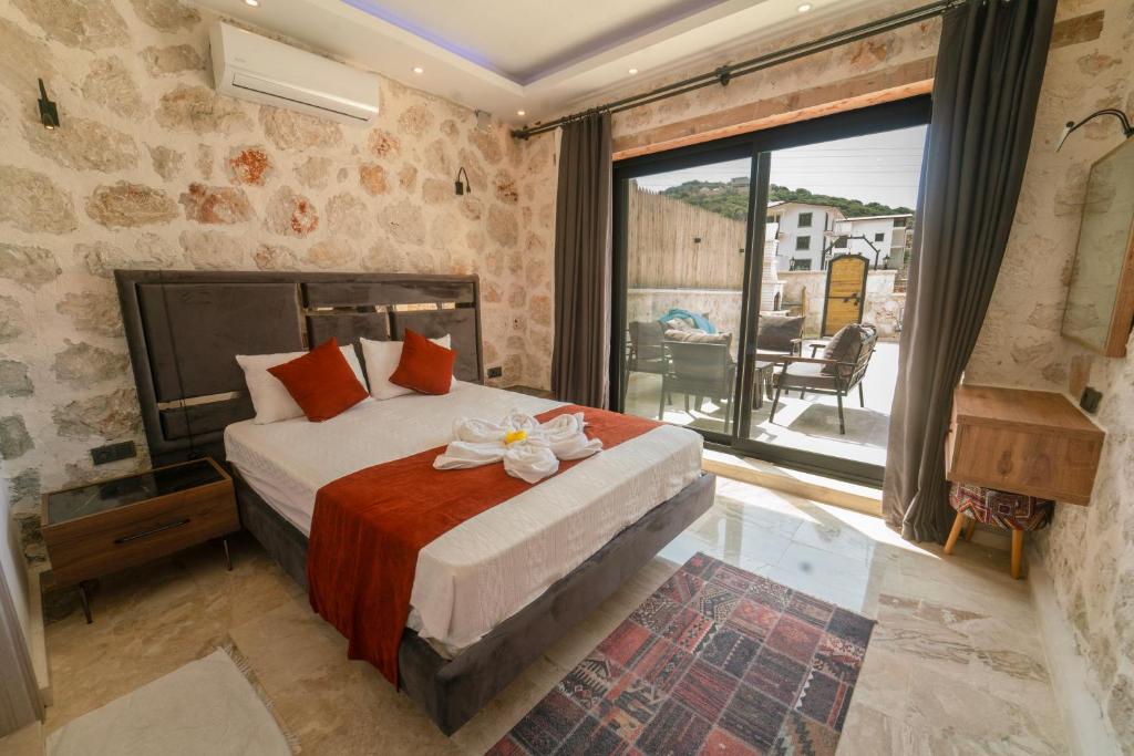 Kaş Merkezde Özel Havuzlu Taş Villa