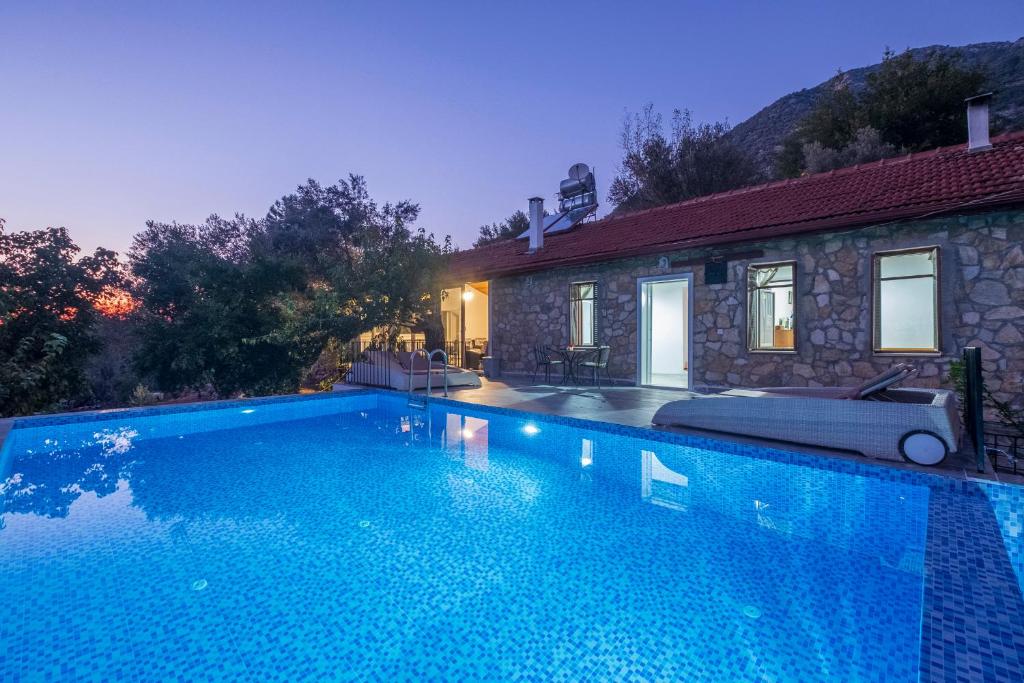 Villa Rose Garden with Private Pool And Jacuzzi